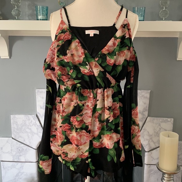 Luxxel Romper - Picture 3 of 12